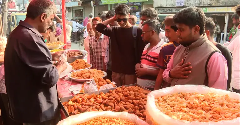 ইফতার সামগ্রী কিনতে ভিড় ক্রেতাদের